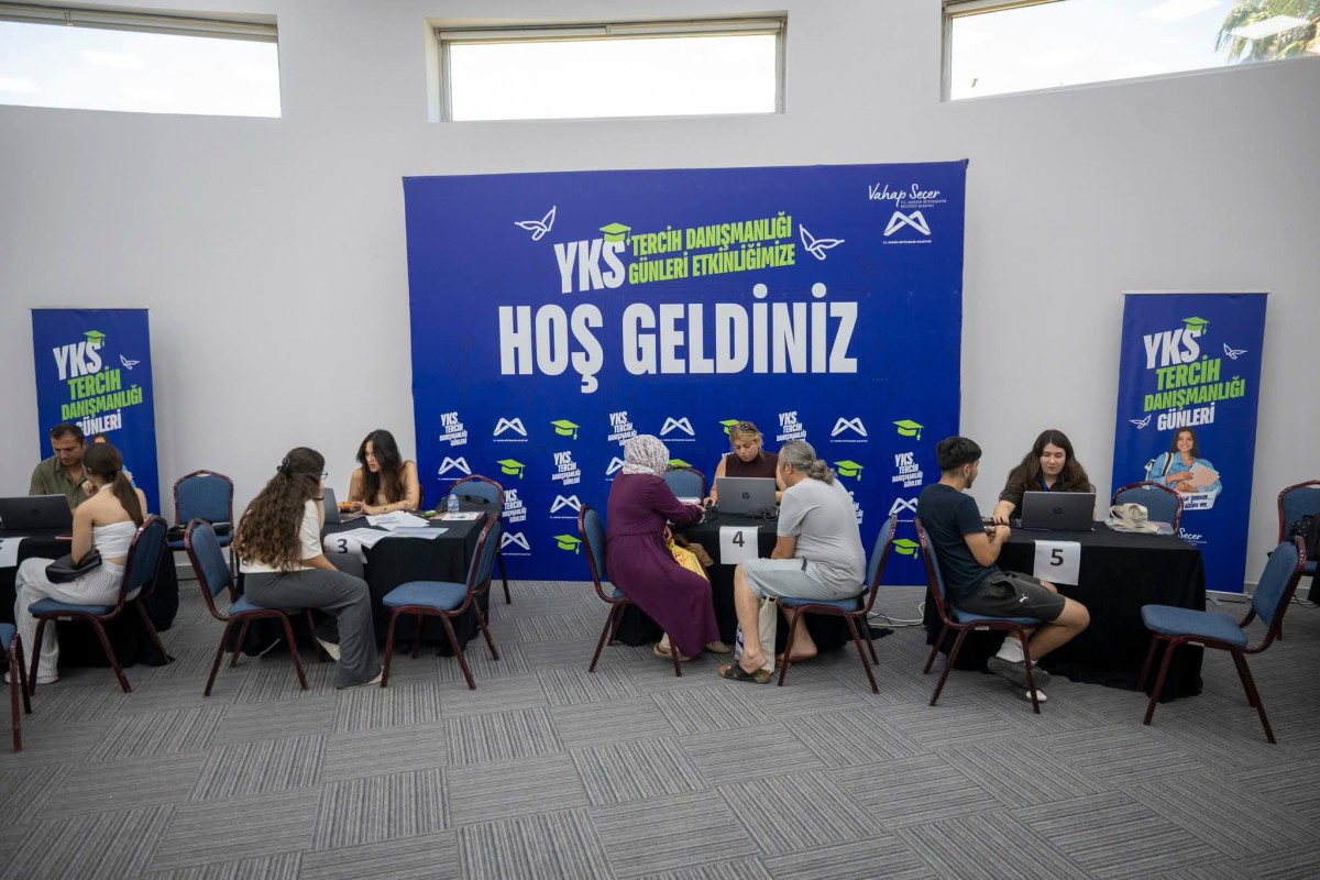Mersinli Öğrenciler YKS Tercih Danışmanlarıyla Doğru Tercihte Bulunuyor 