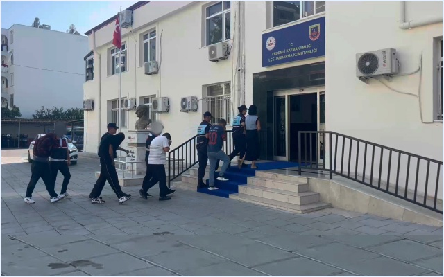 MERSİN’DE ZEHİR TACİRLERİNE JANDARMA DARBESİ: SOKAĞA ÇIKAMADAN YAKALANDI